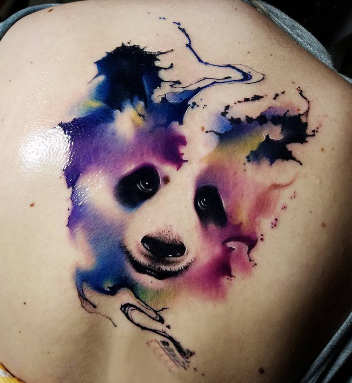 纹身后背女 女生后背上彩色的熊猫纹身图片