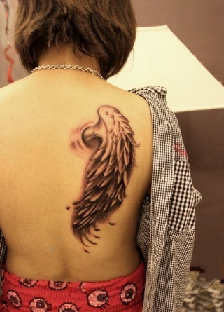 个性背部羽毛翅膀纹身图案