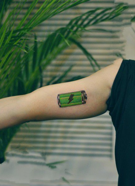 手臂绿色的电池纹身团