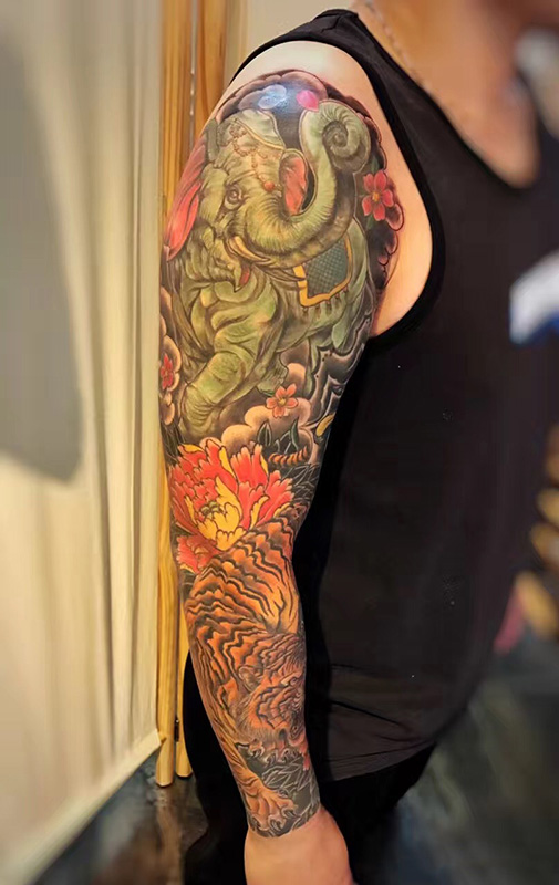 手臂大象与老虎花朵彩绘纹身图案