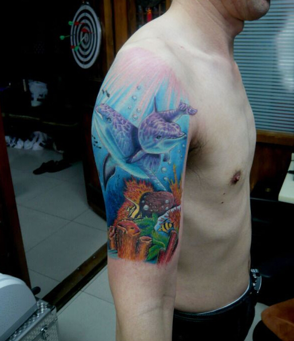 手臂漂亮的彩绘海豚纹身图案