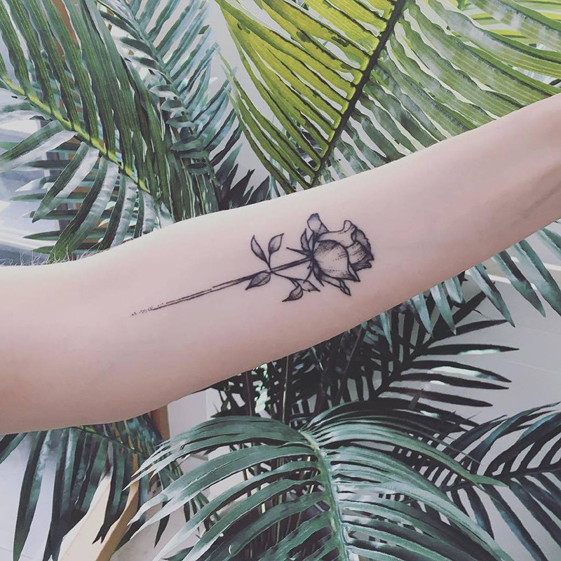 手臂玫瑰花创意纹身图案