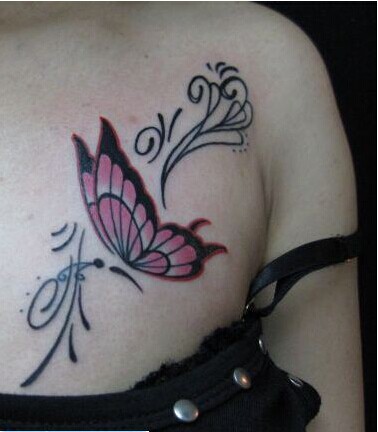 女孩胸部彩色蝴蝶藤蔓纹身图案