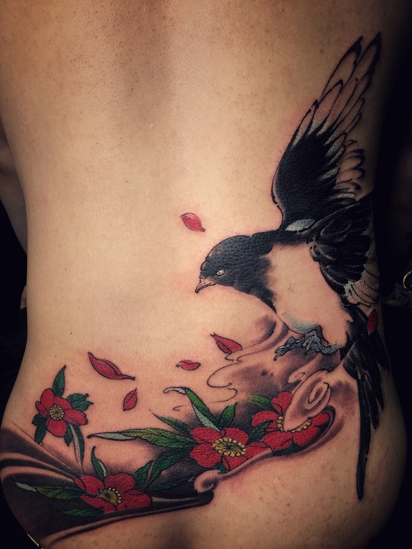 后腰喜鹊与鲜花彩绘纹身图案