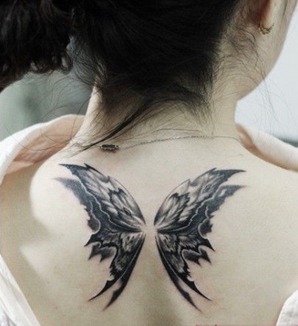个性背部羽毛翅膀纹身图案