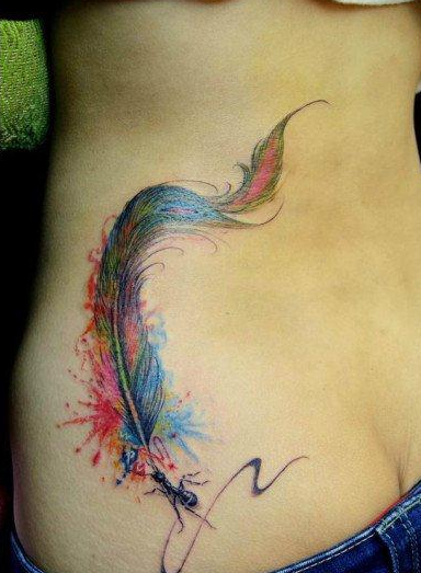 美女腰部漂亮的彩色羽毛纹身图案