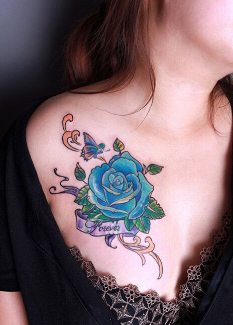 性感胸部蓝色玫瑰花纹身图案