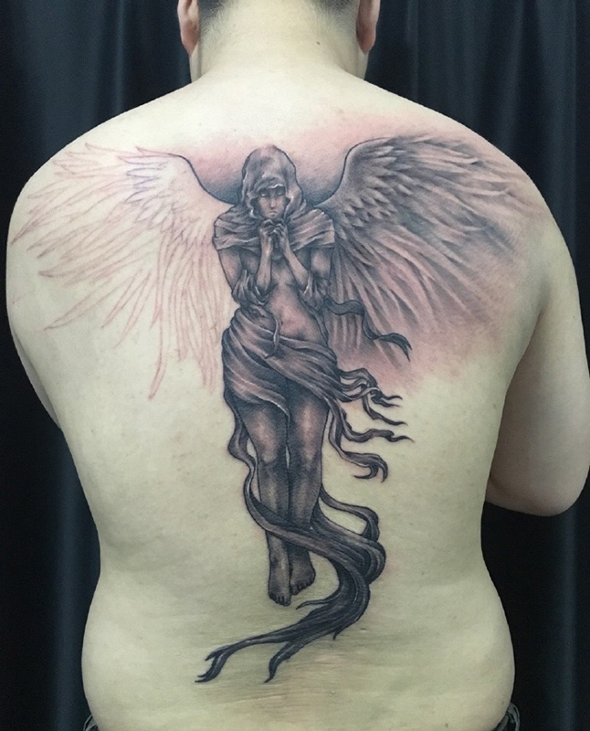 后背祈祷的天使个性纹身图案