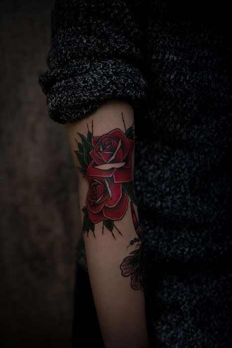 手臂暗红玫瑰花纹身图案