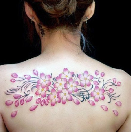 女性背部彩绘樱花纹身图案
