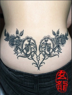 女性后腰心形藤蔓玫瑰花纹身图案