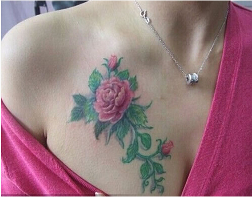 女性胸部红色花朵绿叶纹身图案