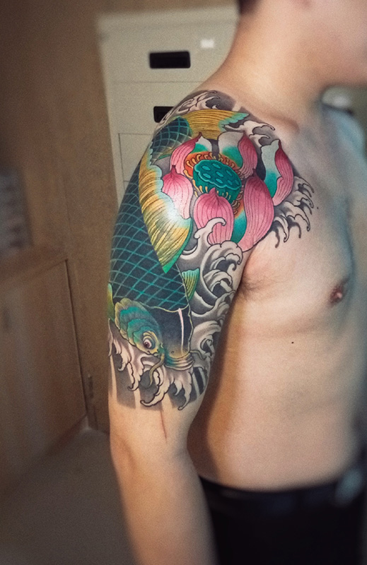 大臂好看的鲤鱼莲花彩绘纹身图案