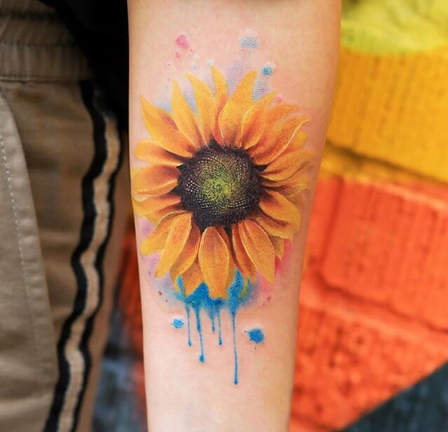 手臂唯美的水彩向日葵纹身图案