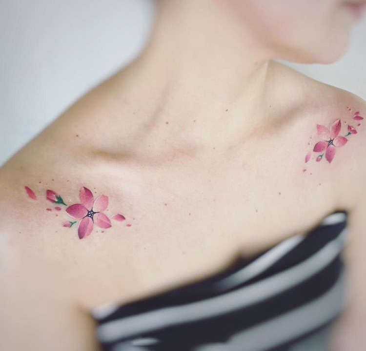 女生锁骨处好看的樱花纹身图案