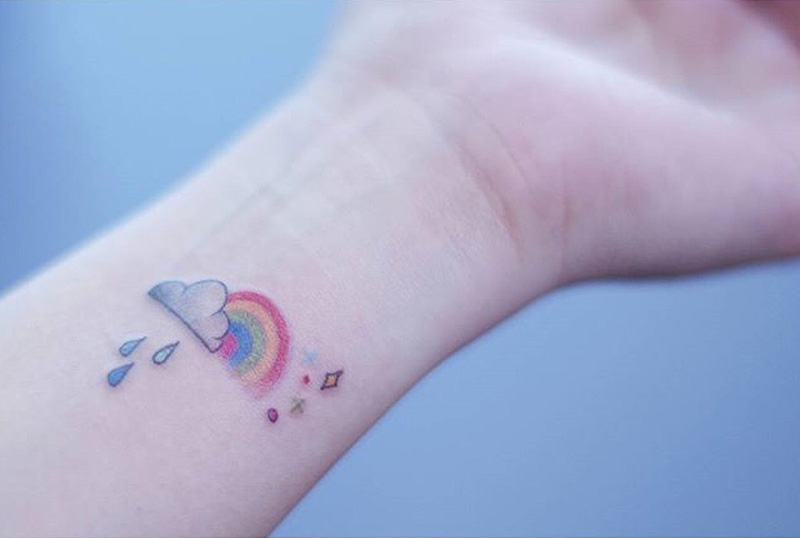 手腕上的小清新彩虹纹身图案