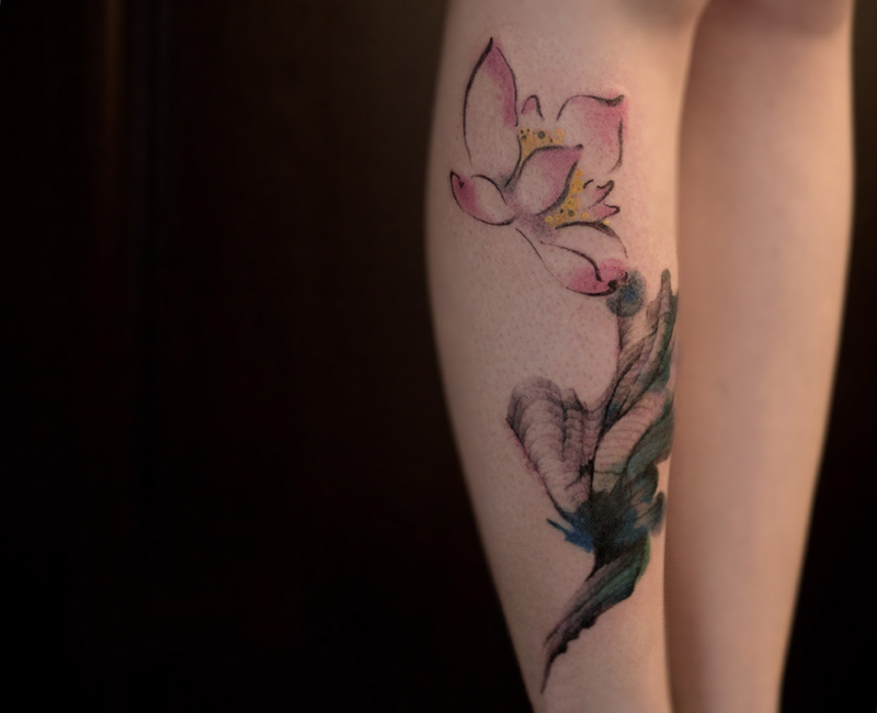 小腿好看的水墨莲花彩绘纹身图案