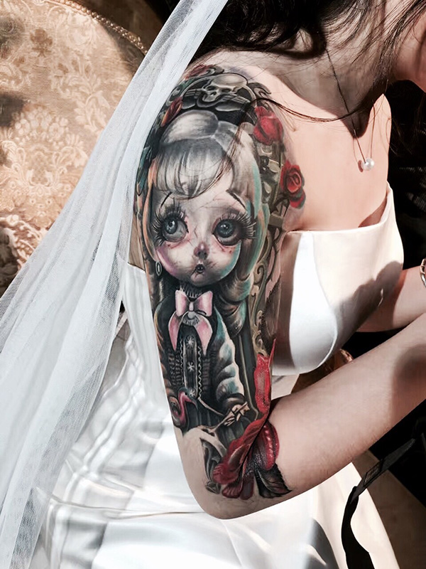 美女手臂诡异洋娃娃彩绘纹身图案