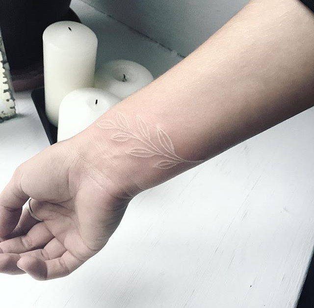 手腕清新的白色隐形橄榄枝纹身图案