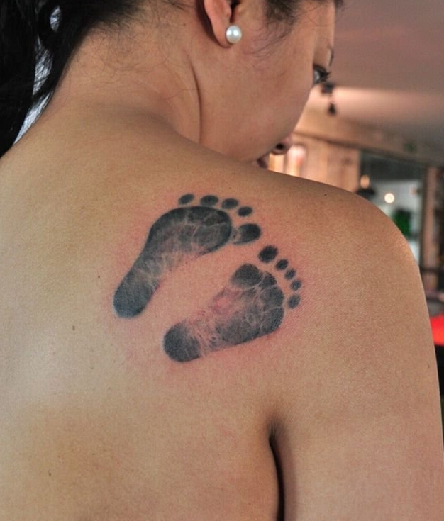 背部创意可爱婴儿脚印纹身图案