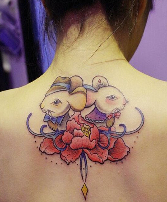 女生背部好看的彩色卡通老鼠纹身图案