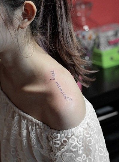 女生肩部唯美英文字母纹身图案
