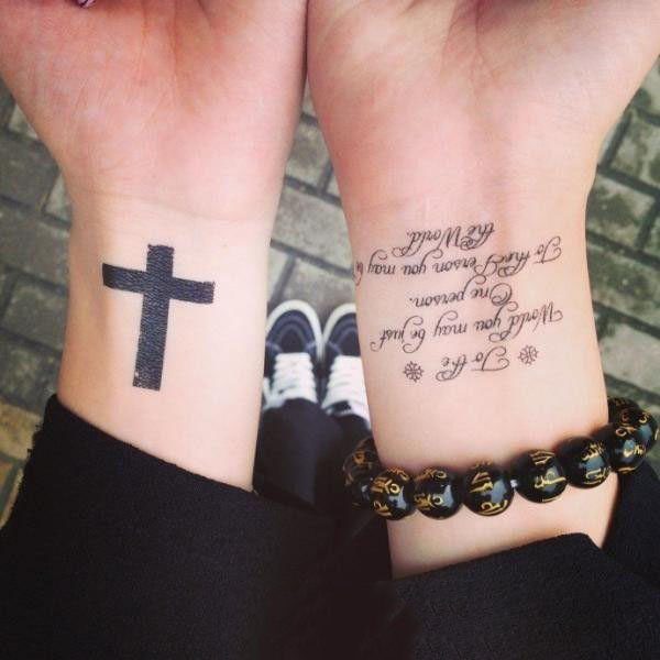 手腕崇尚信仰的十字架英文纹身图案