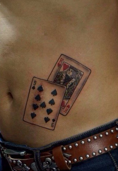 腹部个性彩色扑克牌纹身图案