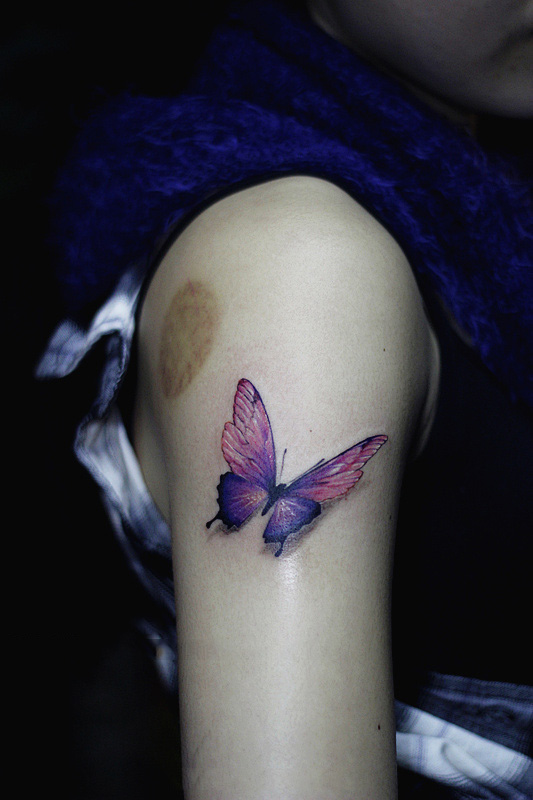 手臂3d彩色蝴蝶个性纹身图案