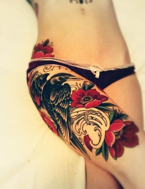 女性腿部彩色玫瑰花乌鸦纹身图案