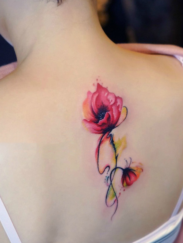 女生后背美丽的罂粟花彩绘纹身图案