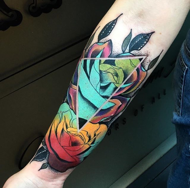 手臂梦幻色彩的玫瑰花纹身图案