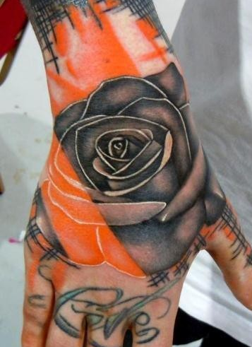 手背上的漂亮玫瑰花纹身图案