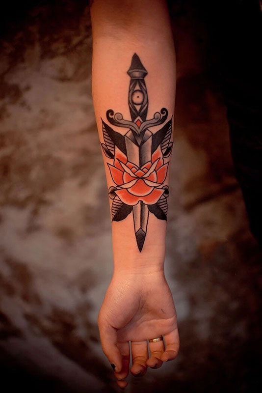 玫瑰叶子匕首彩绘手臂纹身图案