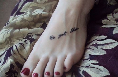 女生脚背简单流行的英文字母纹身图案