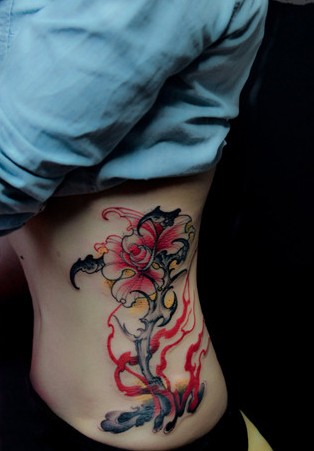 女生腰部唯美好看的花朵纹身图案