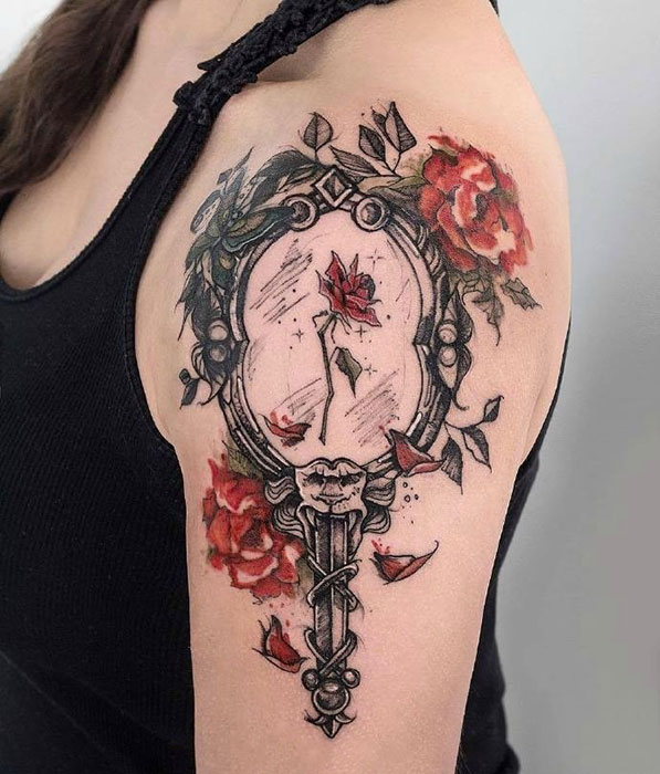 女生手臂镜子与玫瑰纹身图案