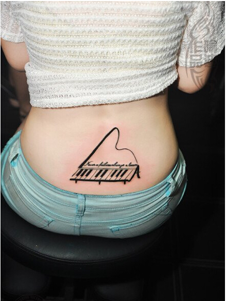 美女后腰部精美的钢琴黑白键纹身图案