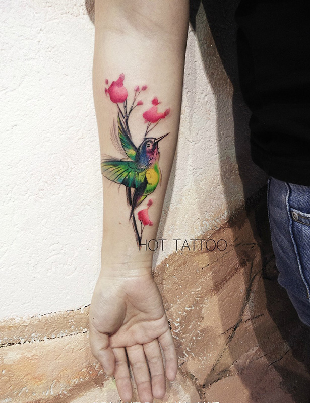 手臂鲜花和蜂鸟彩绘纹身图案