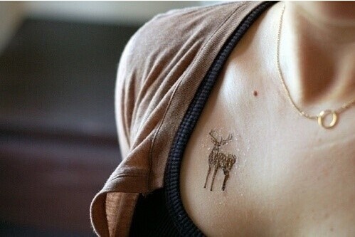 女性胸部性感可爱小鹿纹身图案