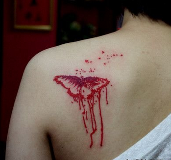 女生背部精美的彩色图腾蝴蝶纹身图案