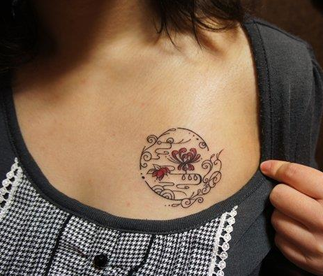 女性胸部花图腾纹身图案