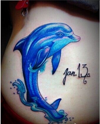 女孩腰部彩色的海豚纹身图案
