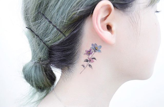 女生颈部好看的鲜花彩绘纹身图案