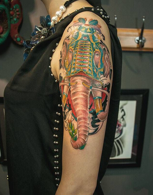 女生手臂重彩好看的大象纹身图案
