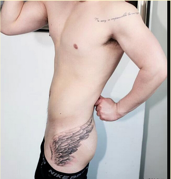 个性男性侧腰部翅膀纹身图案