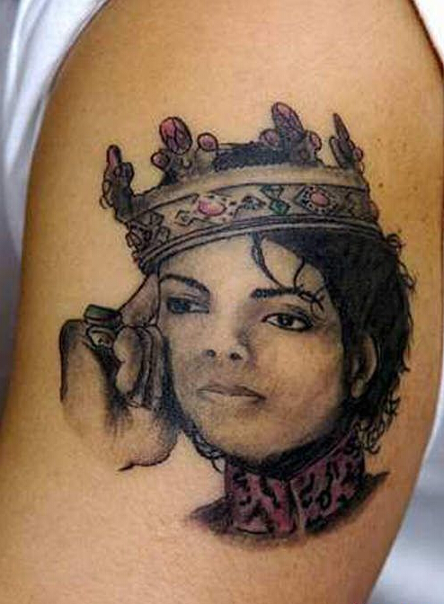 手臂带皇冠的迈克杰克逊肖像纹身图案