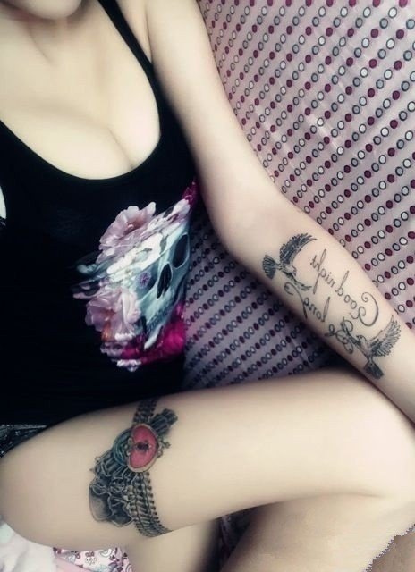 女生手臂鸽子字母纹身图案