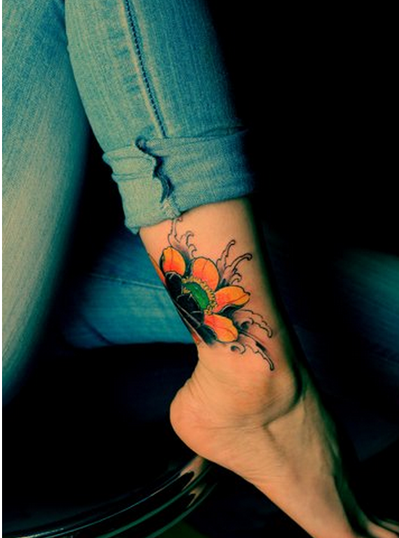 美女脚踝唯美好看的彩色花蕊纹身图案