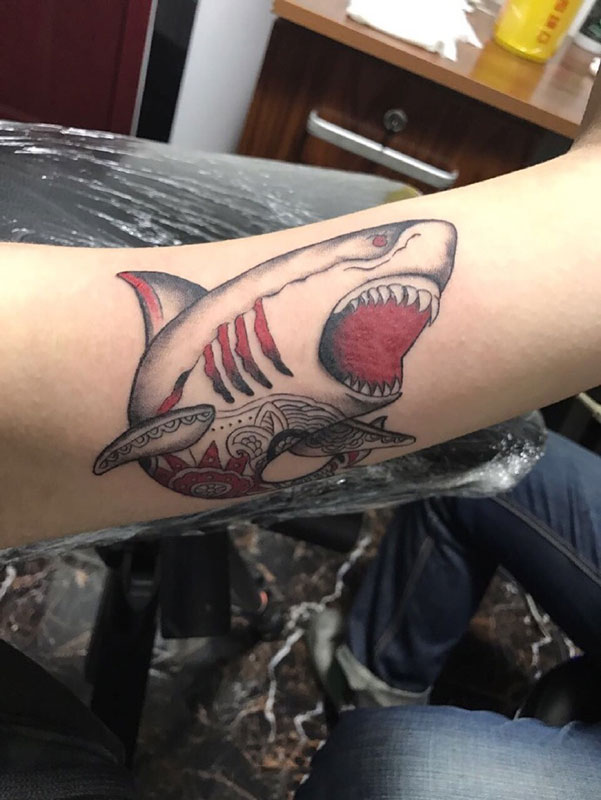 手臂鲨鱼彩绘纹身图案